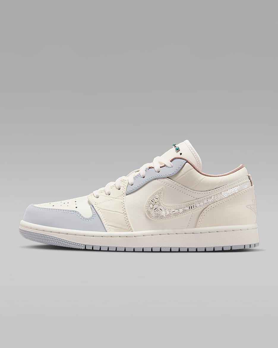 お手軽価格で贈りやすい Air Jordan 1 Low Women's Shoes. Nike JP シューズ(女性用)